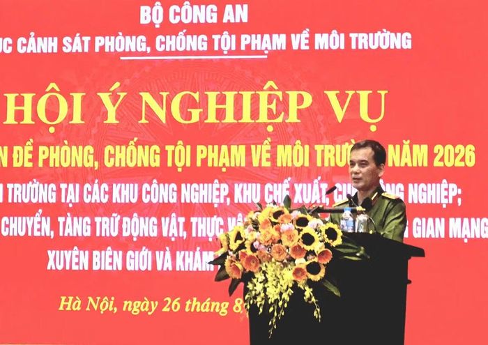 Đại diện lãnh đạo Phòng Cảnh sát Kinh tế Công an TP Hà Nội và Công an TP Hồ Chí Minh báo cáo về thực trạng cũng như công tác nhận diện, đấu tranh, xử lý tội phạm liên quan lĩnh vực môi trường.