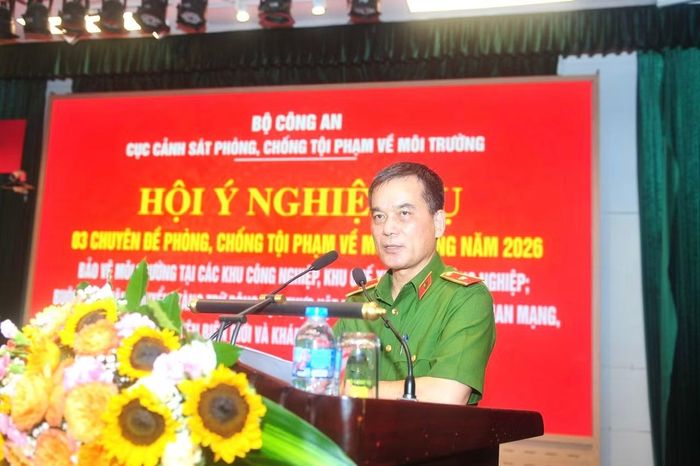 Thiếu tướng Hà Xuân Duy điều hành các đơn vị báo cáo tham luận.