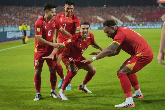 Các cầu thủ Việt Nam ăn mừng bàn gỡ hoà 1-1.