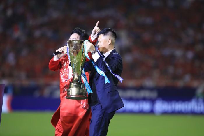 Chiếc Cup vô địch được cựu cầu thủ Công Vinh mang ra sân trước khi trận đấu bắt đầu
