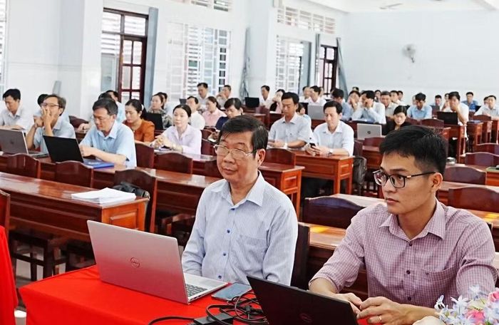  Qua lớp tập huấn, các học viên tiếp cận những kiến thức, xu hướng mới và nhận diện những cơ hội, thách thức, rủi ro khi ứng dụng AI. 