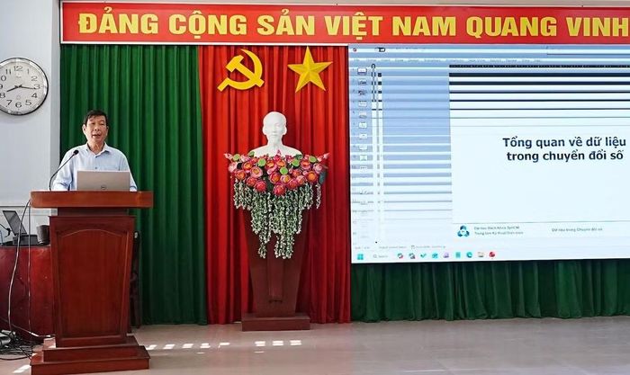  Lớp tập huấn tập trung vào hai nội dung chính: nền tảng dữ liệu và điều hành dựa trên dữ liệu cấp xã; ứng dụng AI trong khai thác dữ liệu và hỗ trợ ra quyết định. 