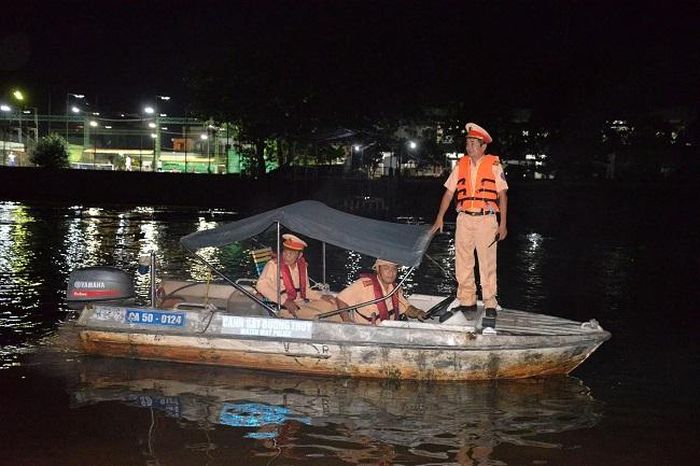 Lực lượng Cảnh sát giao thông tuần tra, kiểm soát bảo đảm trật tự an toàn giao thông trên các tuyến sông.