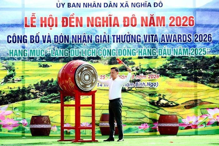 Bí thư Đảng ủy xã Nghĩa Đô đánh trống khai hội. Ảnh: Quốc Hồng