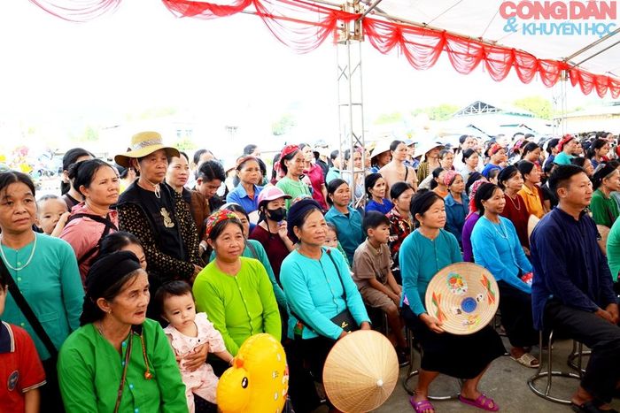 Đông đảo du khách và nhân dân địa phương tới tham dự lễ hội. Ảnh: Quốc Hồng
