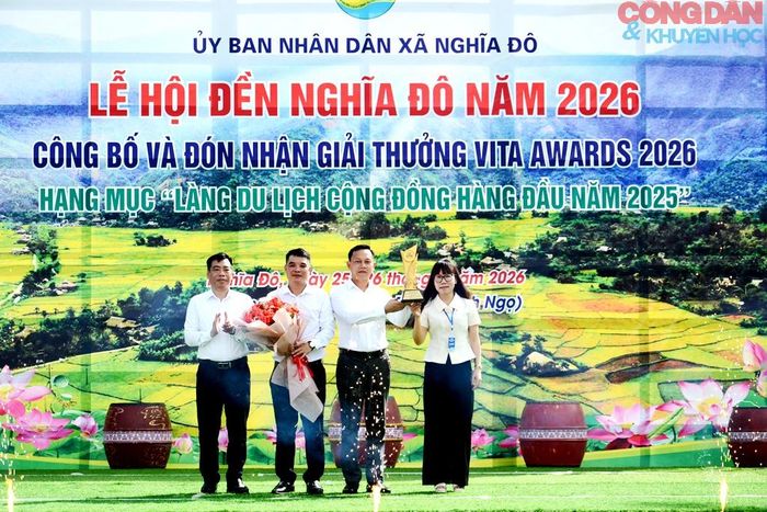 Đón nhận giải thưởng VITA Awards 2026 cho hạng mục "Làng du lịch cộng đồng hàng đầu năm 2025". Đây là sự ghi nhận xứng đáng cho những nỗ lực giữ gìn bản sắc và phát triển du lịch bền vững của Chính quyền và nhân dân xã Nghĩa Đô. Ảnh: Quốc Hồng.