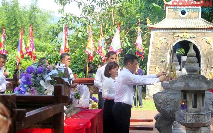 Lãnh đạo xã Nghĩa Đô dâng hương tưởng nhớ công đức của các chúa Bầu – anh em Vũ Văn Uyên, Vũ Văn Mật cùng các tướng công họ Vũ và chư vị tướng lĩnh có công với đất nước. Ảnh: Quốc Hồng