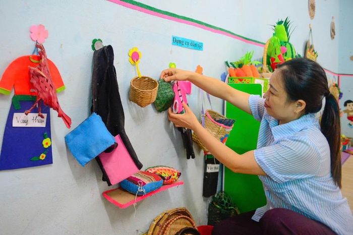 Các cô giáo Trường mầm non Nam Xuân, xã Nam Xuân, tỉnh Thanh Hóa chuẩn bị giường cho học sinh. Ảnh: Hà Đồng