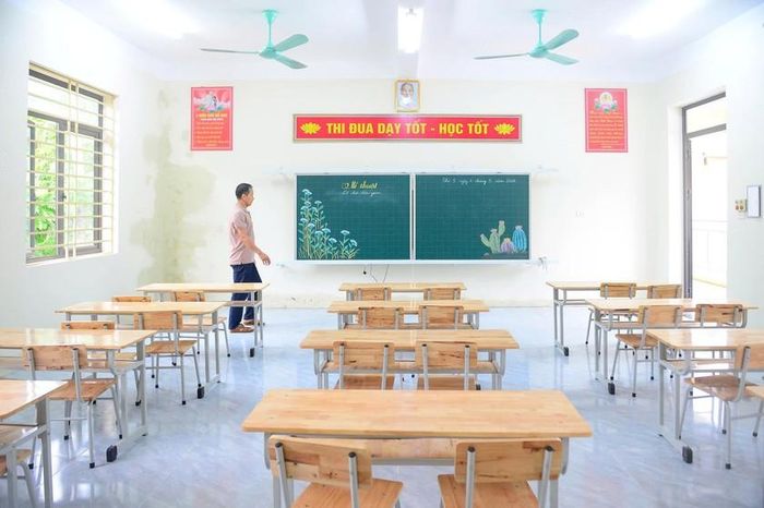 Bàn ghế được xếp đầy đủ trong phòng học Trường tiểu học Nam Xuân, xã Nam Xuân, tỉnh Thanh Hóa. Ảnh: Hà Đồng