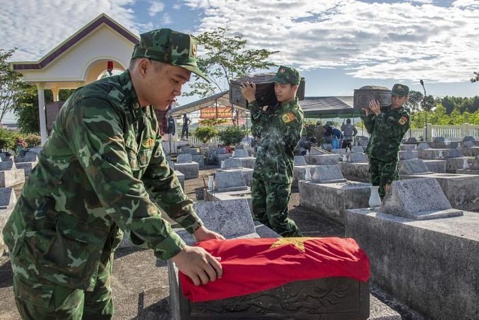 Hài cốt sau khi lấy mẫu được chôn cất trở lại. Ảnh: Lê Văn Chương