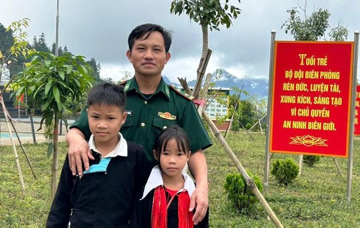 Em Phàn Mình Tiến (hàng đầu, trái ảnh) tại Đồn Biên phòng Bát Xát. Ảnh: Trần Hà