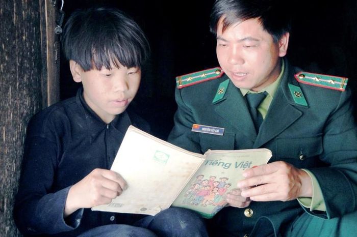 Chăm nuôi, dạy bảo các em học sinh như người thân ruột thịt. Ảnh: Trung Dũng