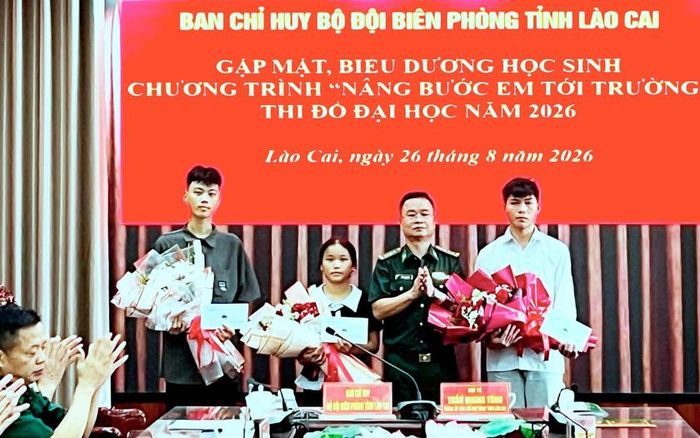 Chính ủy Bộ đội Biên phòng Lào Cai Đại tá Trần Quang Tùng trao tặng phần thưởng tuyên dương các học sinh "Con nuôi Đồn biên phòng" đỗ đại học năm 2026. Ảnh: Quốc Hồng