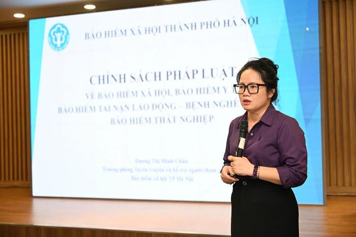 Bà Dương Thị Minh Châu - Trưởng phòng Tuyên truyền và hỗ trợ người tham gia (Bảo hiểm xã hội thành phố Hà Nội) chia sẻ, giải đáp nhiều vấn đề liên quan đến Luật BHXH, BHYT (Ảnh: BTC cung cấp)