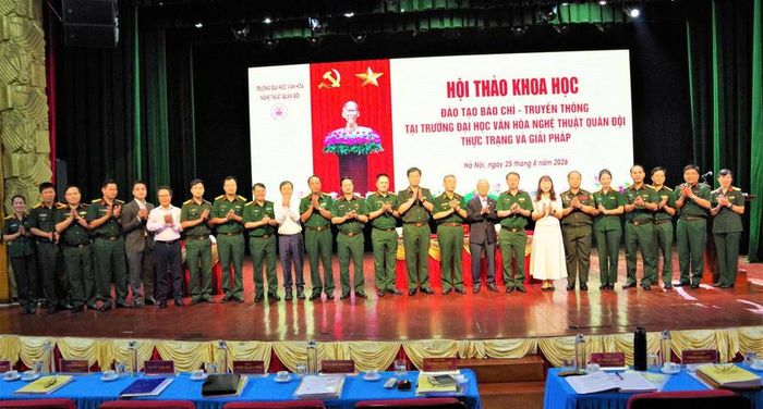 Các đại biểu tham dự Hội thảo khoa học: “Đào tạo Báo chí - Truyền thông tại Trường Đại học Văn hóa Nghệ thuật Quân đội - Thực trạng và giải pháp” chụp ảnh chung.
