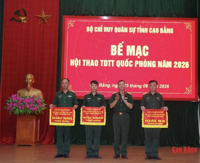 Lãnh đạo Bộ Chỉ huy Quân sự tỉnh trao các giải nhất, nhì, ba toàn đoàn cho các đơn vị.
