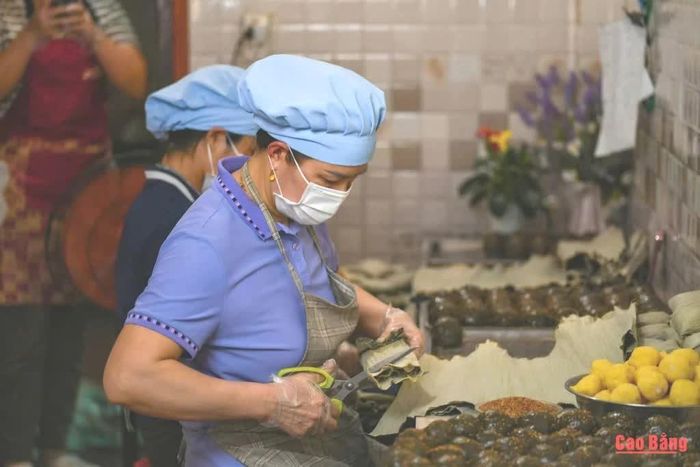Để có chiếc bánh gai ngon cần tỉ mỉ trong từng công đoạn.