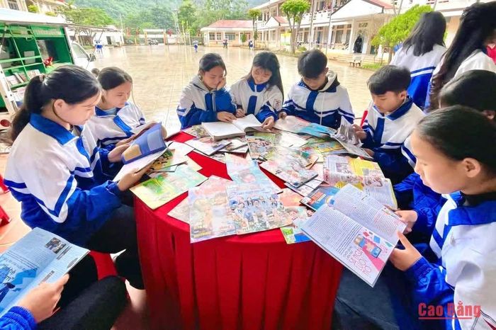 Năm học 2026 - 2027, xe thư viện lưu động sẽ tiếp tục đưa sách đến với học sinh các trường học vùng sâu, vùng xa, biên giới.