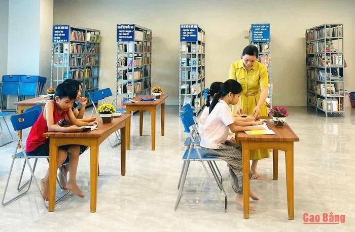 Học sinh duy trì thói quen đọc sách trong những ngày hè, bổ sung kiến thức và rèn luyện kỹ năng tự học trước thềm năm học mới.