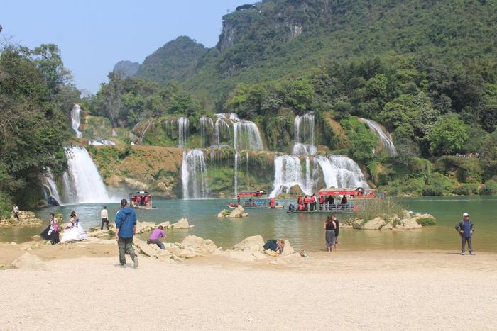 Khu du lịch thác Bản Giốc - Điểm du lịch thu hút khách vào những dịp nghỉ lễ.