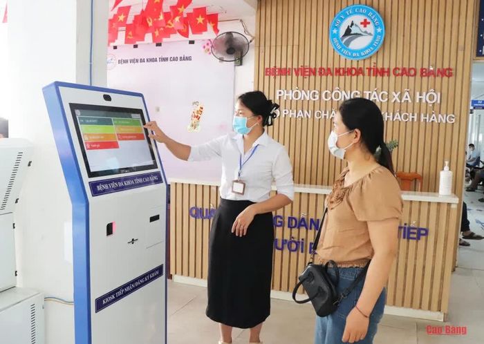 Hướng dẫn người dân lấy số khám chữa bệnh tự động tại Bệnh viện Đa khoa tỉnh.