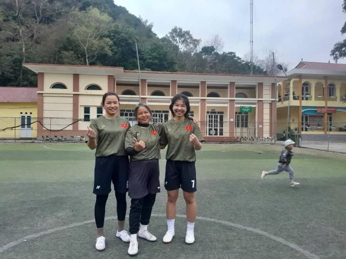 Vương Thị Thủy Tiên (tóc ngắn) cầu thủ trẻ nhất đội bóng nữ Nam Tuấn, bên bà và mẹ - những người đã truyền cho em tình yêu với trái bóng từ nhỏ.