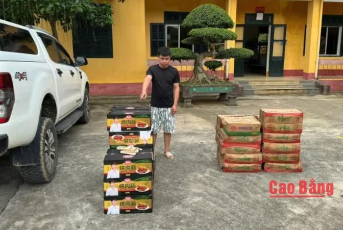 Đối tượng Triệu Văn Sĩ cùng tang vật bị bắt giữ tại Đồn Biên phòng cửa khẩu Lý Vạn.