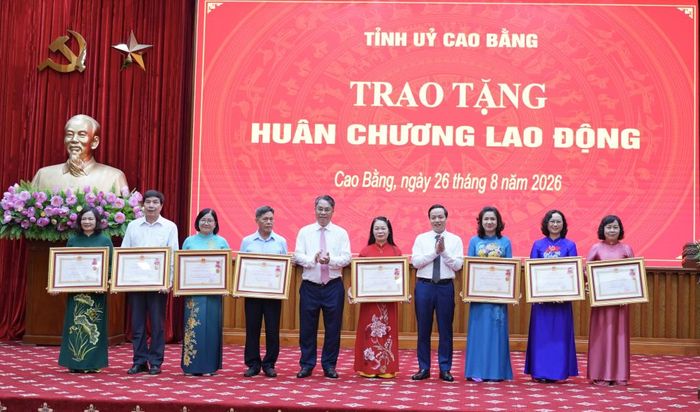 Các đồng chí lãnh đạo tỉnh trao Huân chương Lao động cho các đồng chí.