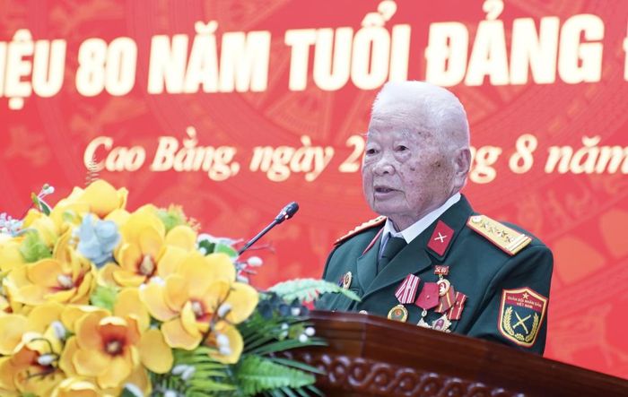 Đảng viên lão thành Nguyễn Khánh Trung phát biểu tại buổi lễ.