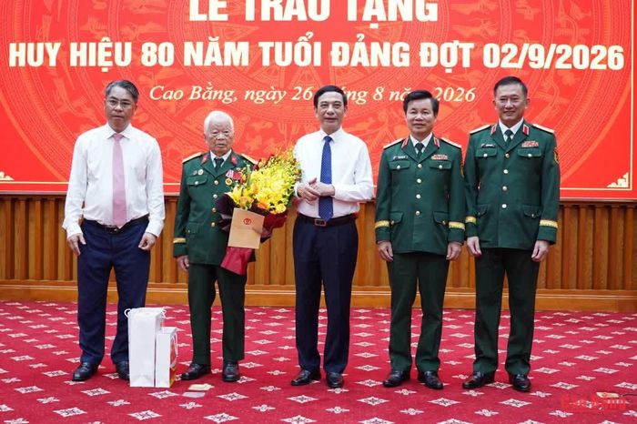 Đại tướng Phan Văn Giang, Ủy viên Bộ Chính trị, Phó Thủ tướng Chính phủ, Bộ trưởng Bộ Quốc phòng và các đồng chí lãnh đạo tỉnh, lãnh đạo Bộ Quốc phòng tặng hoa chúc mừng đồng chí Nguyễn Khánh Trung.