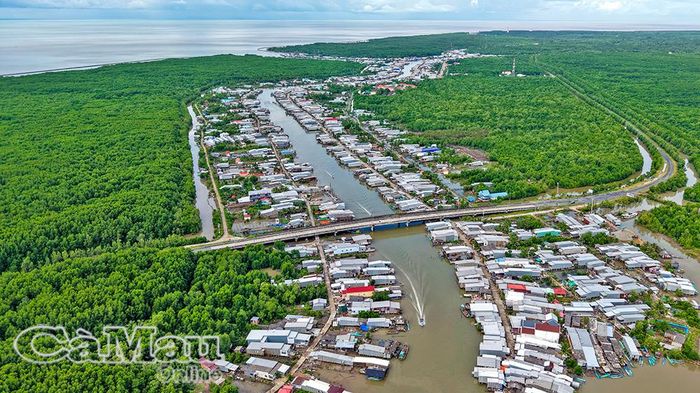 Với hệ sinh thái đặc trưng, đô thị Ðất Mũi (xã Ðất Mũi) phát triển du lịch, dịch vụ gắn với cảng Hòn Khoai. Hiện Ðất Mũi đã được công nhận là đô thị loại III.