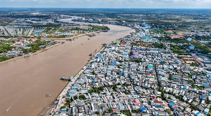 Ðô thị Gành Hào (xã Gành Hào) phấn đấu trở thành đô thị loại III với đơn vị hành chính cấp phường. Ðây là đô thị với trụ cột phát triển kinh tế biển phía Ðông trong trục hành lang kinh tế Ðông - Tây.