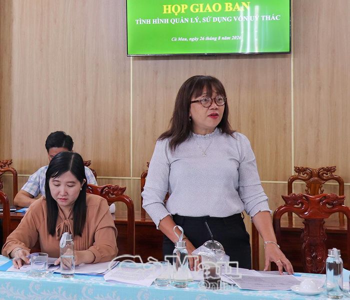 Phó Chủ tịch Hội Liên hiệp Phụ nữ tỉnh Nguyễn Thị Ngọc Thuý thông tin về kết quả ủy thác vốn; đề xuất giải pháp củng cố tổ tiết kiệm và vay vốn, nâng cao hiệu quả quản lý, xử lý nợ quá hạn.
