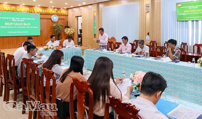 Đại diện Ngân hàng Chính sách xã hội Chi nhánh tỉnh Cà Mau báo cáo kết quả thực hiện tín dụng chính sách.