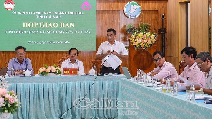 Phó Giám đốc Ngân hàng Chính sách xã hội Chi nhánh tỉnh Cà Mau Nguyễn Thanh Đồng thông tin những khó khăn trong thu hồi nợ quá hạn; đề nghị xét chọn, cho vay đúng đối tượng, nâng cao ý thức trả nợ của người vay.