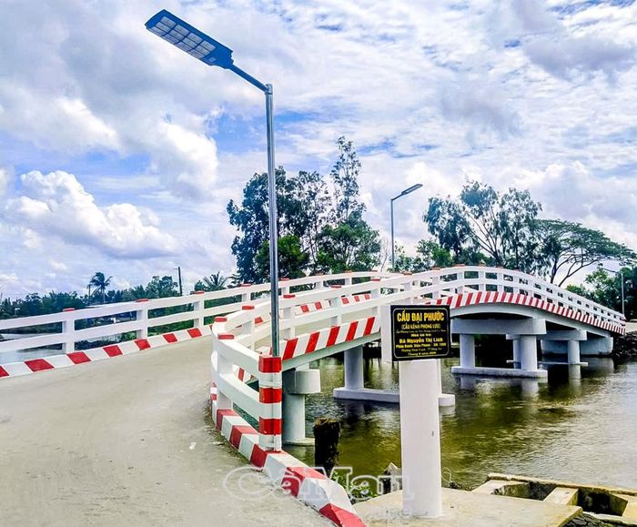 Cầu Ðại Phước bắc ngang kênh xáng Phong Lưu tạo điều kiện cho bà con xã Tân Hưng đi lại, giao thương thuận tiện, dễ dàng.