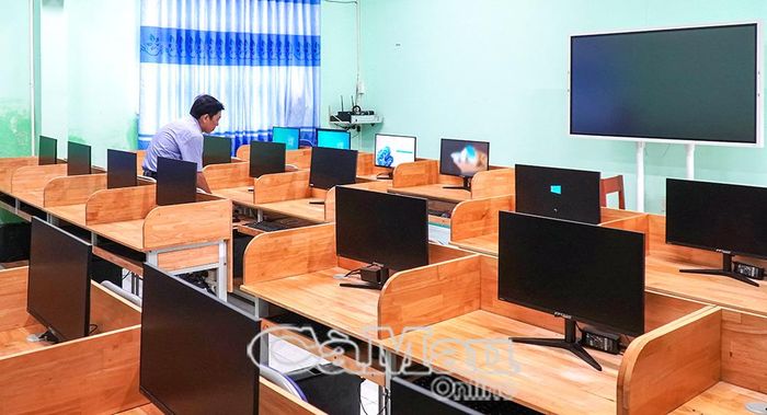 Hệ thống máy tính tại các trường học được kiểm tra cẩn thận trước khi năm học mới bắt đầu. (Ảnh: TRÚC LINH)