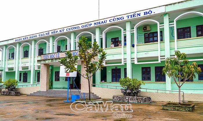 Trường Tiểu học Kim Ðồng (xã Ðông Hải) được chỉnh trang, sẵn sàng đón học sinh bước vào năm học mới. (Ảnh: TRÚC LINH)