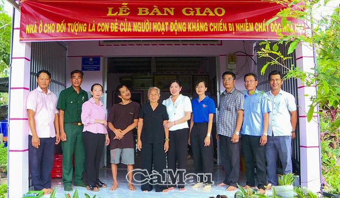  Đại diện chính quyền và đoàn thể dự lễ bàn giao nhà cho gia đình ông Trương Tấn Nghĩa (ấp Chống Mỹ).