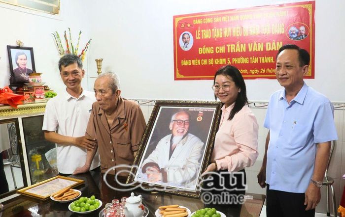  Đồng chí Mai Thị Thuỳ Trang, Phó Bí thư Thường trực Đảng uỷ phường Tân Thành, trân trọng trao tặng bức ảnh chân dung Chủ tịch Hồ Chí Minh đến đảng viên cao niên Trần Văn Dân.