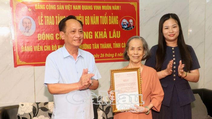 Phó Bí thư Tỉnh uỷ, Chủ tịch HĐND tỉnh Phạm Văn Thiều trao Quyết định của Ban Thường vụ Tỉnh uỷ về việc trao tặng Huy hiệu 60 năm tuổi Đảng đến đồng chí Trương Khả Lâu.