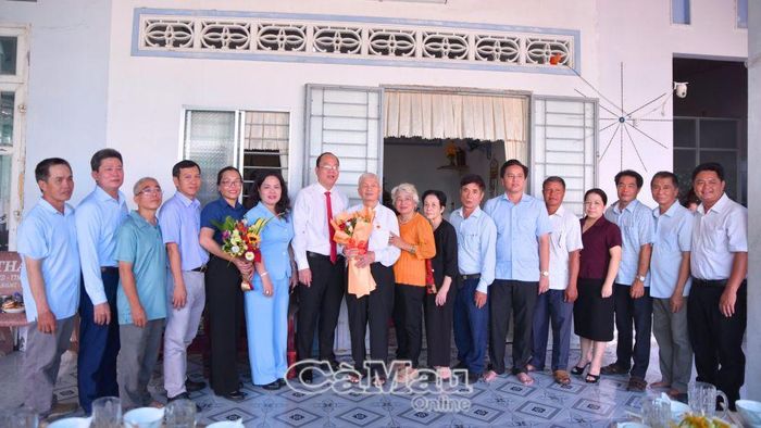 Bí thư Tỉnh uỷ Nguyễn Hồ Hải cùng lãnh đạo Đảng bộ xã Thới Bình chúc mừng và chụp ảnh lưu niệm cùng đồng chí Phạm Văn Hựu và gia đình.