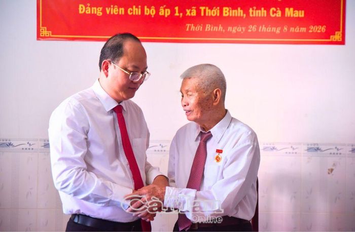 Đồng chí Phạm Văn Hựu bày tỏ sự xúc động khi nhận Huy hiệu Đảng dịp Quốc khánh 2/9.