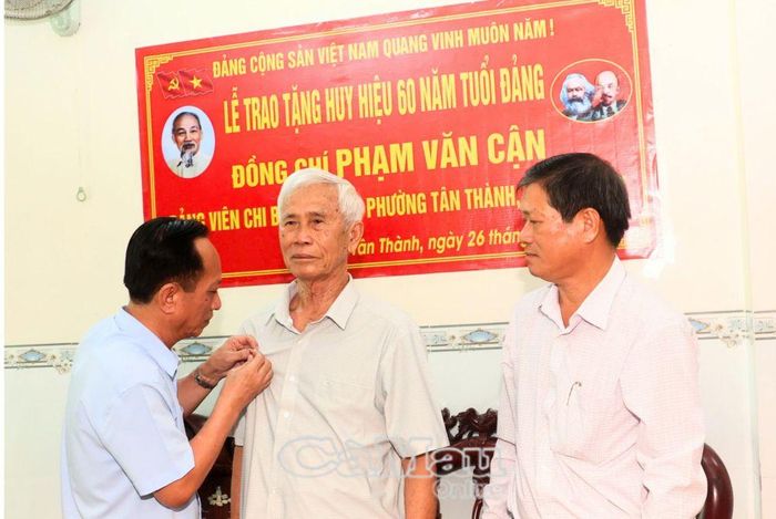 Phó Bí thư Tỉnh uỷ, Chủ tịch HĐND tỉnh Phạm Văn Thiều trân trọng trao Huy hiệu 60 năm tuổi Đảng đến đảng viên Phạm Văn Cận.