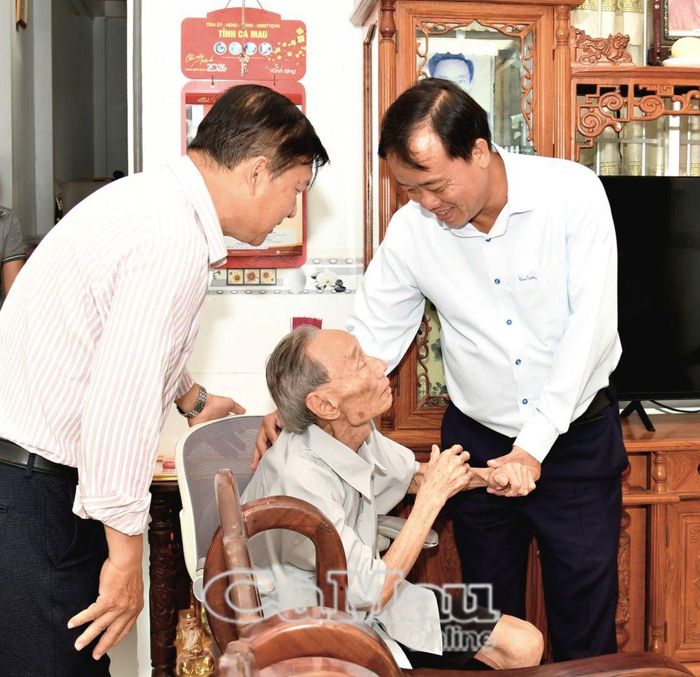  Phó Bí thư Thường trực Tỉnh uỷ Huỳnh Quốc Việt (bìa phải) ân cần thăm hỏi sức khoẻ đồng chí Dương Công Hàn.