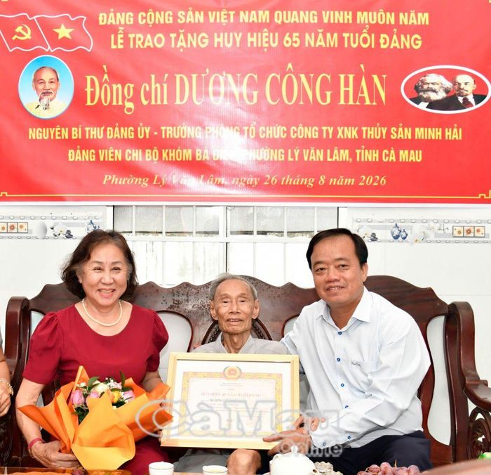  Phó Bí thư Thường trực Tỉnh uỷ Huỳnh Quốc Việt trao Huy hiệu 65 năm tuổi Đảng và tặng hoa chúc mừng đồng chí Dương Công Hàn.