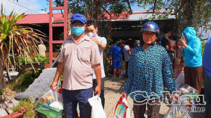 Những phần quà được trao tận tay, góp phần chia sẻ khó khăn, động viên bà con vươn lên trong cuộc sống.