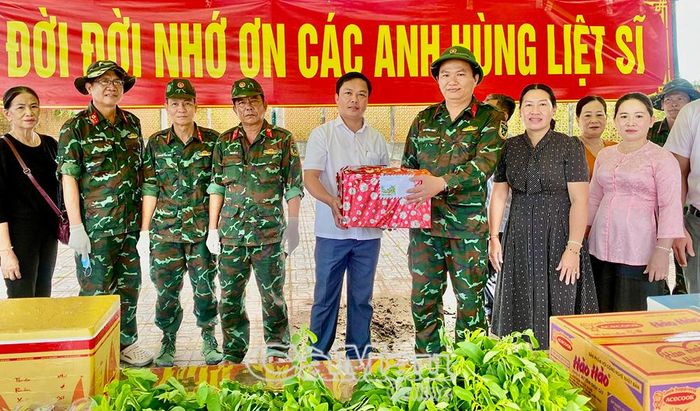 Bí thư Đảng uỷ, Chủ tịch HĐND Xã Nguyễn Phích Đoàn Việt Khoa trao các phần quà và gửi lời chúc sức khoẻ, động viên tinh thần lực lượng đang ngày đêm thực hiện nhiệm vụ tại nghĩa trang.