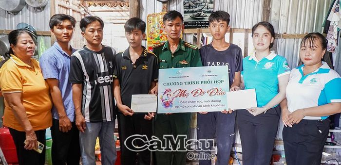 Hội LHPN xã Đất Mũi và Đồn Biên phòng Đất Mũi trao học bổng cho em Đỗ Trọng Nguyễn (lớp 7) và Đỗ Hoàng Phi (lớp 11X), Trường THPT Viên An, ấp Vịnh Nước Sôi.