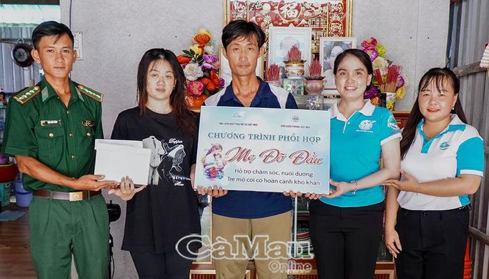 Hội LHPN xã Đất Mũi và Đồn Biên phòng Đất Mũi trao học bổng, động viên em Lê Như Thể, sinh viên năm nhất Trường Đại học FPT Hà Nội.